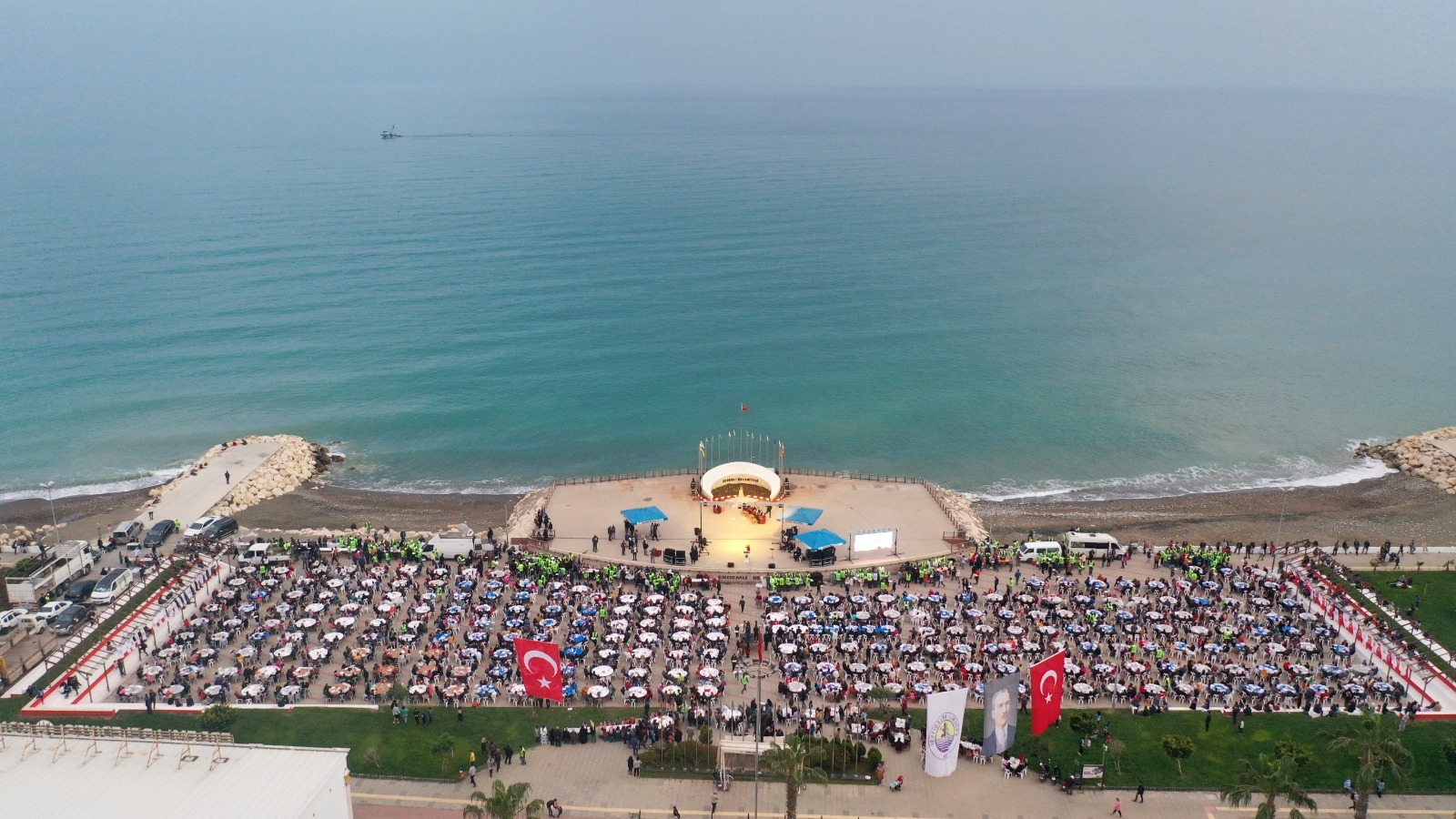 Eller semaya kaldırılıyor dua ediliyor, binlerce gönül iftar sofrasında buluşuyor.