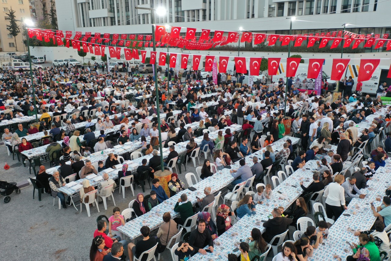 Mezitli Belediyesi, Kadir Gecesi nedeniyle iftar yemeği düzenledi. Belediye Ana