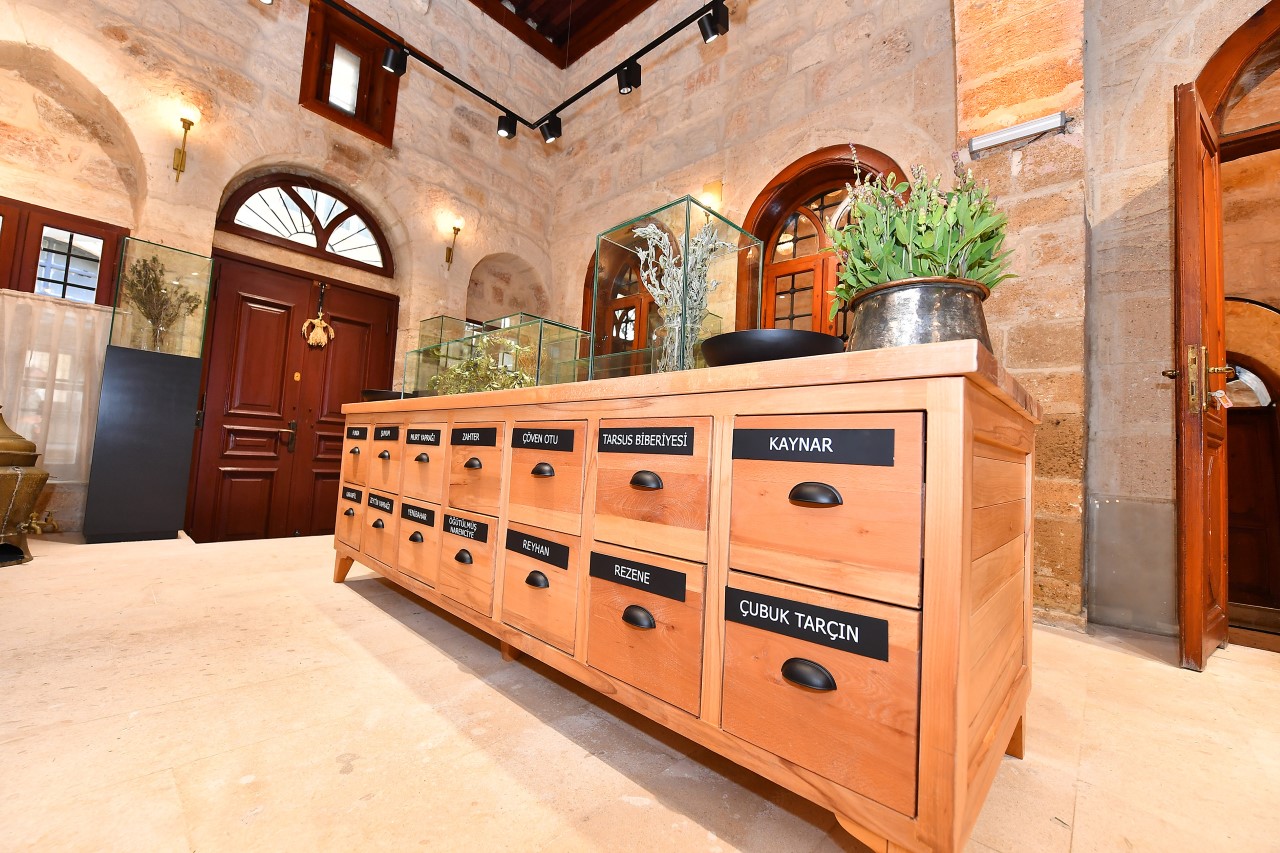 MERSİN-HATAY DAYANIŞMASI BU MUTFAKTA BÜYÜYOR YIKILAN HATAY GASTRONOMİ EVİ, MERSİN’DE