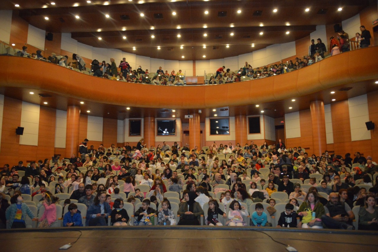 Deprem felaketinin ardından Hatay’daki sahneleri yıkılan Şeker Tiyatro Topluluğu, Yenişehir