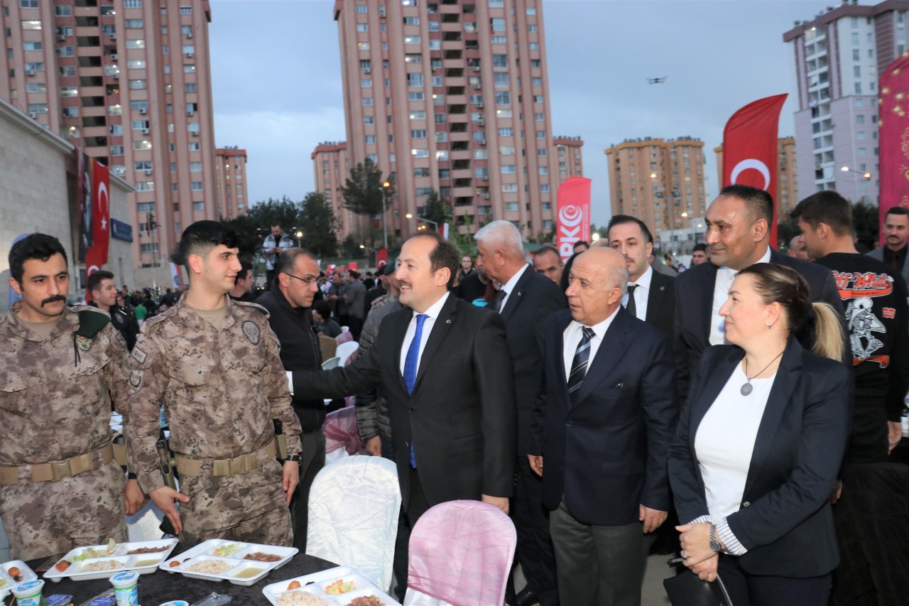 BAŞKAN YILMAZ, EMNİYET MENSUPLARI İLE İFTARDA BULUŞTU   Toroslar Belediye