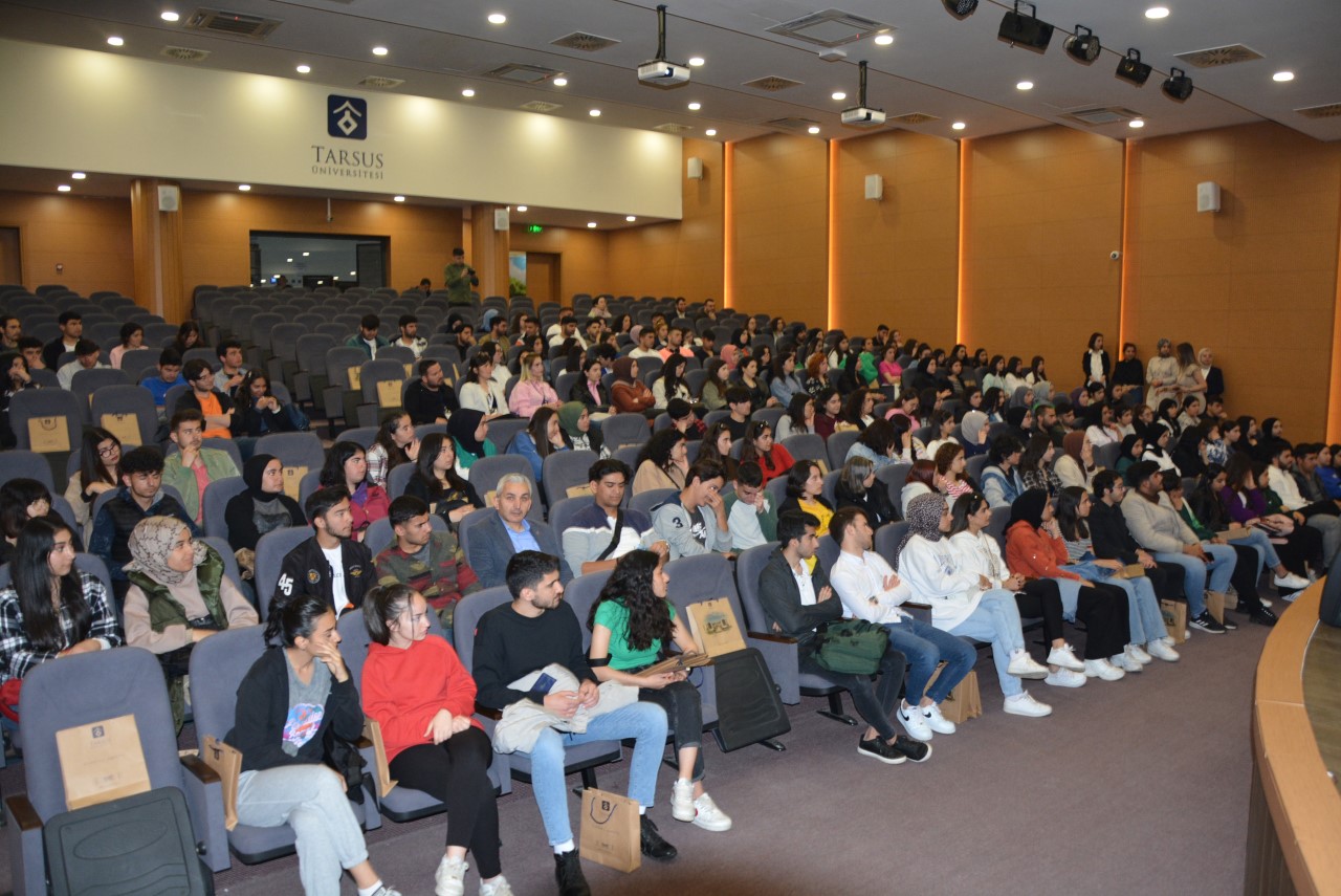 BÜYÜKŞEHİR, ÖĞRENCİLERE ÜNİVERSİTELERİ TANITIYOR  BÜYÜKŞEHİR KURS MERKEZLERİNDEN FAYDALANAN ÖĞRENCİLER TARSUS