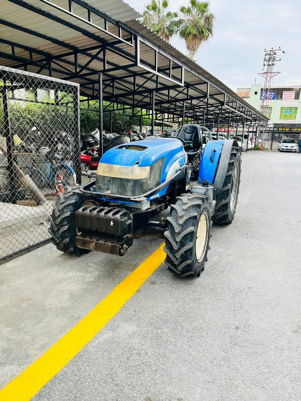 Eski Ankara yolu üzerinde bulunan kaysı bahçesinde New Holland marka