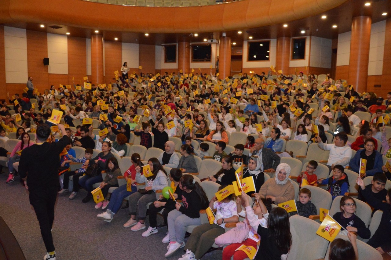 Mersin Yenişehir Belediyesi ve Eti Çocuk Tiyatrosu iş birliğiyle, deprem