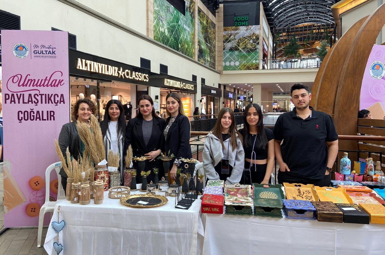 Akdeniz Belediyesi’nin katkılarıyla, depremzede kadınların el emeği göz nuru eserlerinden