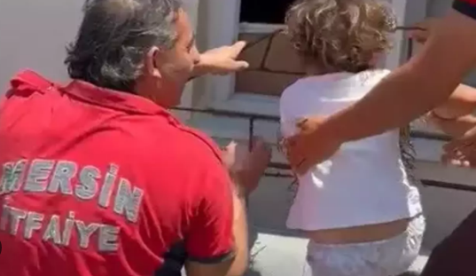 Mersin’de pencereden eve girmeye çalışırken kafası demir parmaklıklara sıkışan çocuğu,