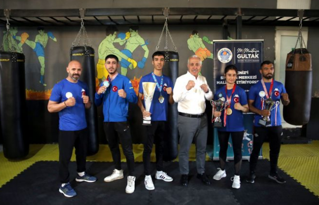 Mersinli Kick Boksçular Dünya Şampiyonu Oldu Mersin’in merkez Akdeniz ilçe belediyesine bağlı kick boksçu sporcular, dünya