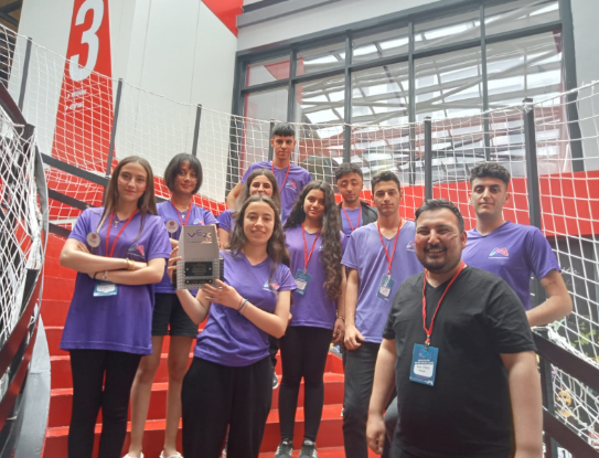 Mersin Büyükşehir Belediyesi Kadın ve Çocuk Bilim Teknoloji Atölyesi’nin ‘MBB Robotics