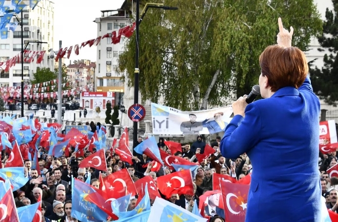 Afyonkarahisar’da konuşan İYİ Parti lideri Meral Akşener, bozkurt işareti yaptı.