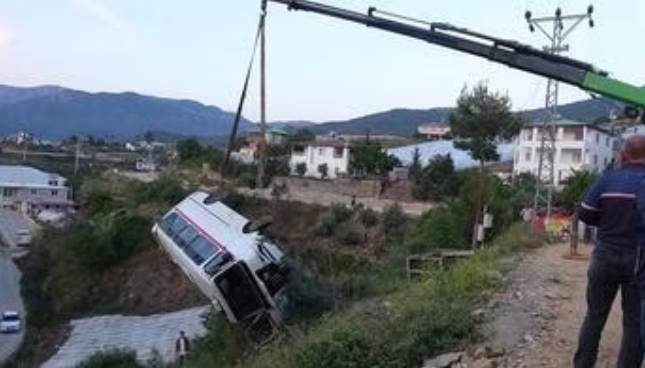 Mersin’in Anamur ilçesinde ortaokul öğrencilerini taşıyan servis minibüsü, şarampole yuvarlandı.