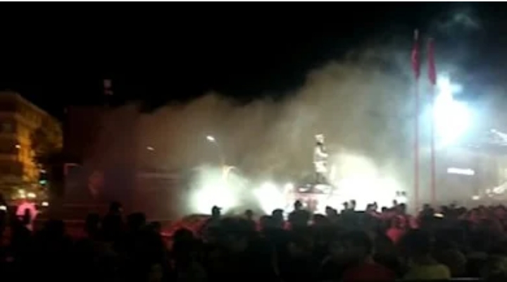 Mersin’in Tarsus ilçesinde AKP teşkilatı tarafından düzenlenen Cengiz Kurtoğlu konserinde