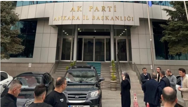 AK Parti Ankara İl Başkanlığı binasına yönelik taşlı saldırı gerçekleştirildi.