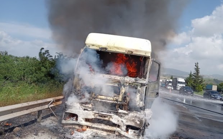 Mersin’in Tarsus ilçesinde, otoyolda seyir halindeyken yangın çıkan tuz yüklü