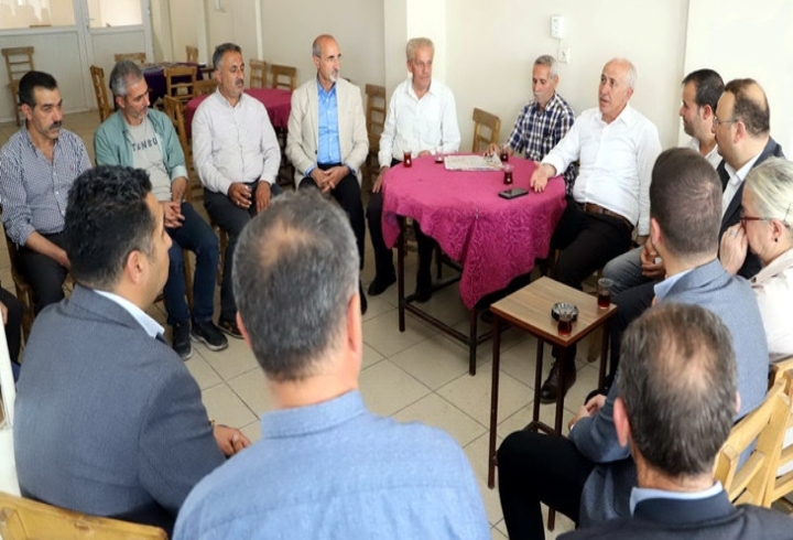Akdeniz Belediye Başkanı Mustafa Gültak, esnaf ve vatandaşların yanı sıra,