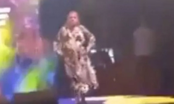 Mersin’de sahne alan ünlü sanatçı Kibariye hayranı yüzünden sahneden aşağı