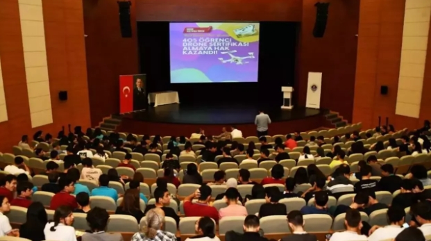 Mersin Yenişehir Belediyesi tarafından ilçedeki 18 lisede verilen drone eğitimlerine