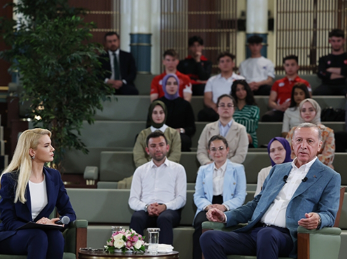 Cumhurbaşkanı Recep Tayyip Erdoğan, Cumhurbaşkanlığı Külliyesi Millet Kütüphanesi’nde gençlerle bir