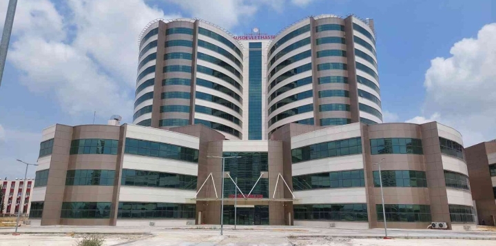 Tarsus Devlet Hastanesi’nde henüz bilinmeyen bir nedenden dolayı yangın çıktı.