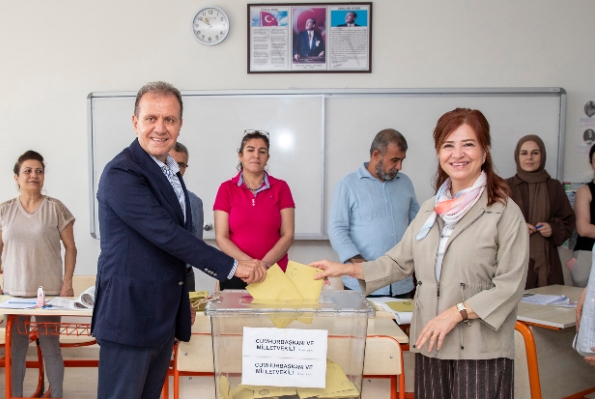 Mersin Büyükşehir Belediye Başkanı Vahap Seçer, eşi Meral Seçer, oğulları