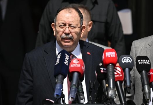 Yüksek Seçim Kurulu (YSK) Başkanı Ahmet Yener, YSK önünde Cumhurbaşkanı