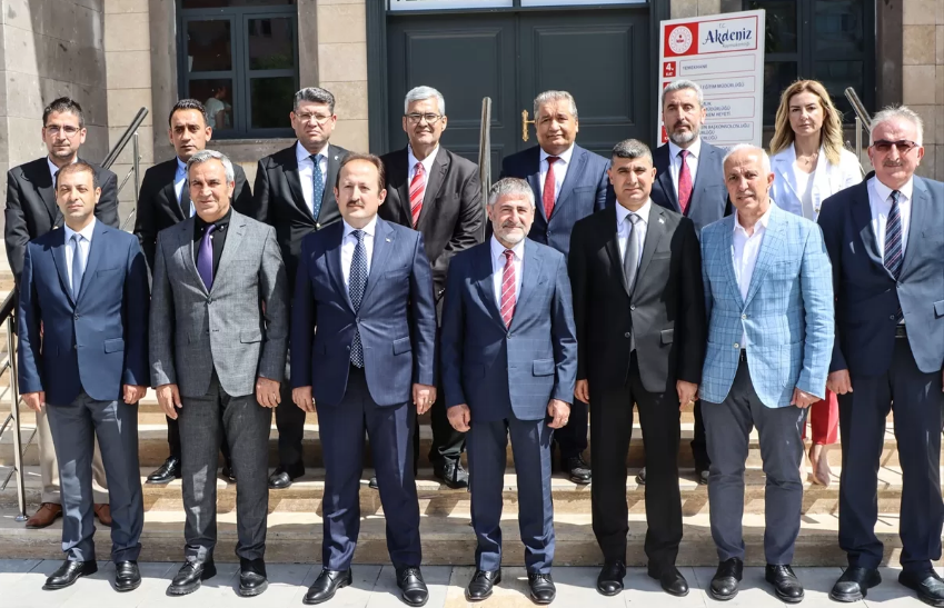 Hazine ve Maliye Bakanı Nureddin Nebati, Mersin’de çeşitli ziyaretlerde bulundu.