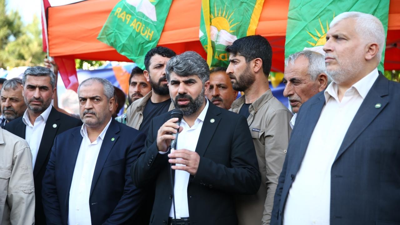 Mersin’de kimliği belirsiz kişiler, seçim çalışması için stant açan HÜDA