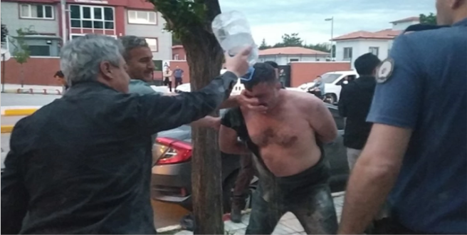 Çorum’da bir adam emniyet müdürlüğü binasının karşısına üzerine benzin dökerek