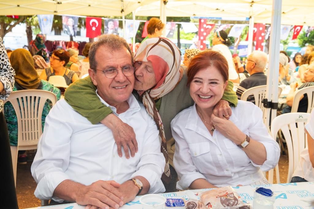 Yaş almışlar, Mersin Büyükşehir’in ‘80’ler Buluşması’nda ‘Yaza Merhaba’ dedi. Mersin