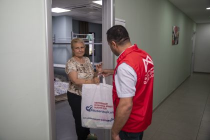 BÜYÜKŞEHİR’İN ‘BİRİZ BERABERİZ’ ÇAĞRISI DAYANIŞMAYI BÜYÜTÜYOR 3 BUYUKSEHIRIN ‘BIRIZ BERABERIZ CAGRISI DAYANISMAYI BUYUTUYOR 2