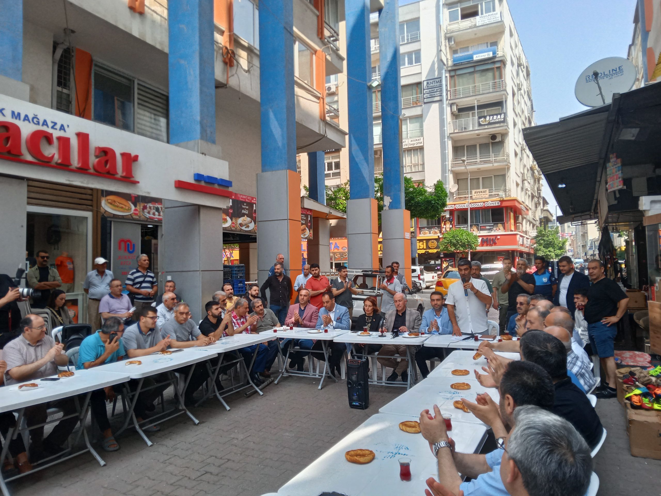 Başkan Gültak ve AK Parti Mersin Milletvekilleri Zafer Çarşısı Esnafıyla Buluştu Akdeniz Belediye Başkanı Mustafa Gültak, AK Parti Mersin Milletvekilleri Ali