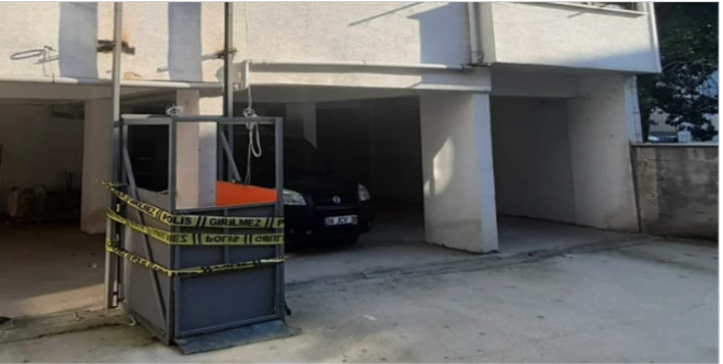 Bursa’da taziye için gittikleri apartmanın dışına yapılan seyyar asansör ile