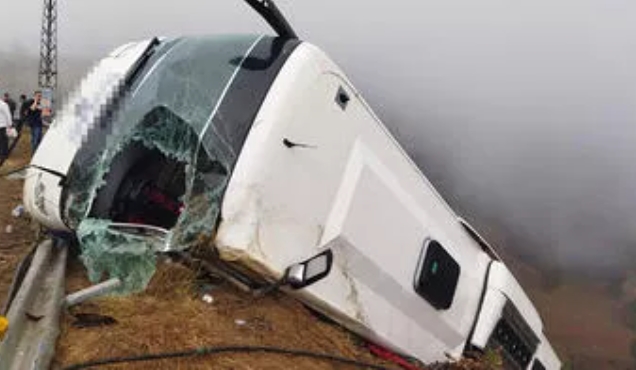 Mersin’de Yolcu Otobüsü Şarampole Yuvarlandı: 1 Ölü, 14 Yaralı