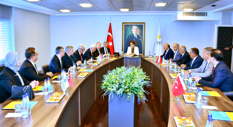 İYİ Parti Genel Başkanı Meral Akşener, partisinin ilçe belediye başkanlarıyla