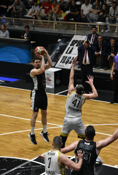 Misli.com Türkiye Basketbol Ligi’nde şampiyonluk mücadelesi veren Mersin Büyükşehir Belediyesi