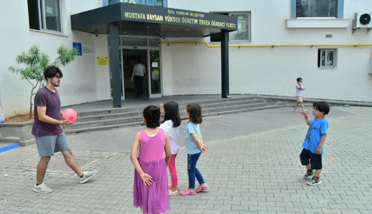 Başkan Özyiğit, “Şu anda 500 depremzede vatandaşımızı misafir ediyoruz.” Kahramanmaraş