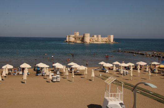 Mersin’in turizm merkezlerinden Erdemli ilçesindeki Kızkalesi’nde yaz sezonu hareketliliği başladı.