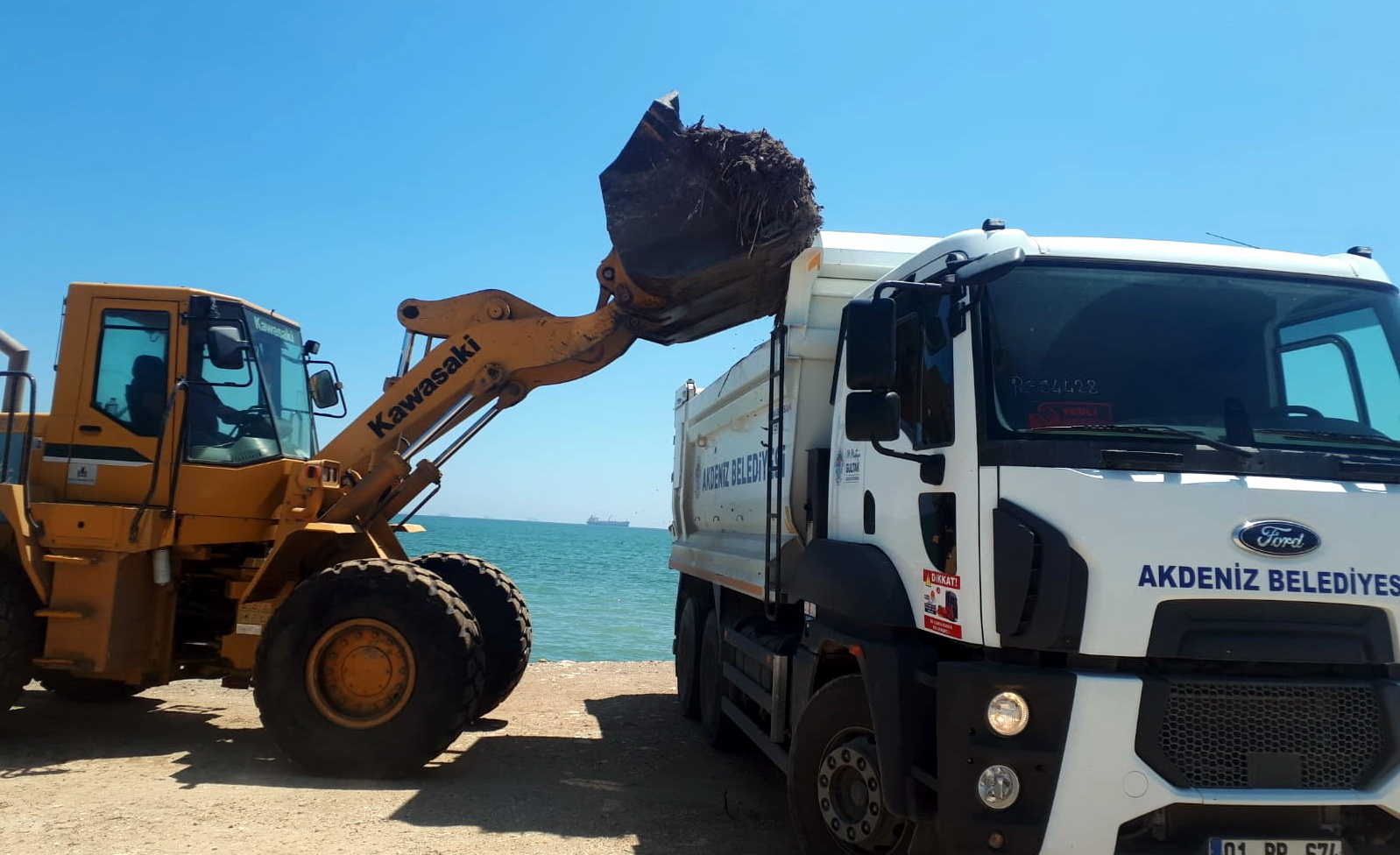 KARADUVAR MAHALLESİ SAHİLİ TEMİZLENDİ Akdeniz Belediyesi, her gün yüzlerce insanın piknik yapmak, sıcak havada