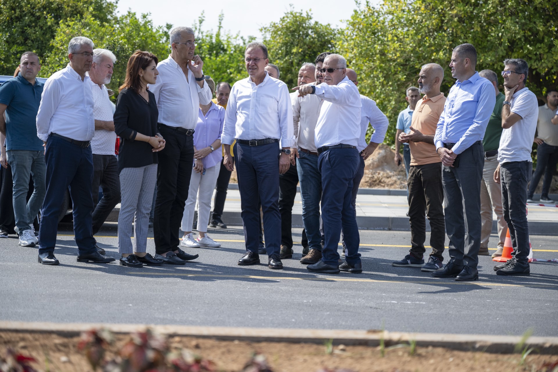 Başkan Vahap Seçer, Kurban Bayramı ziyaretleri kapsamında Mezitli ilçesinin mahallelerini