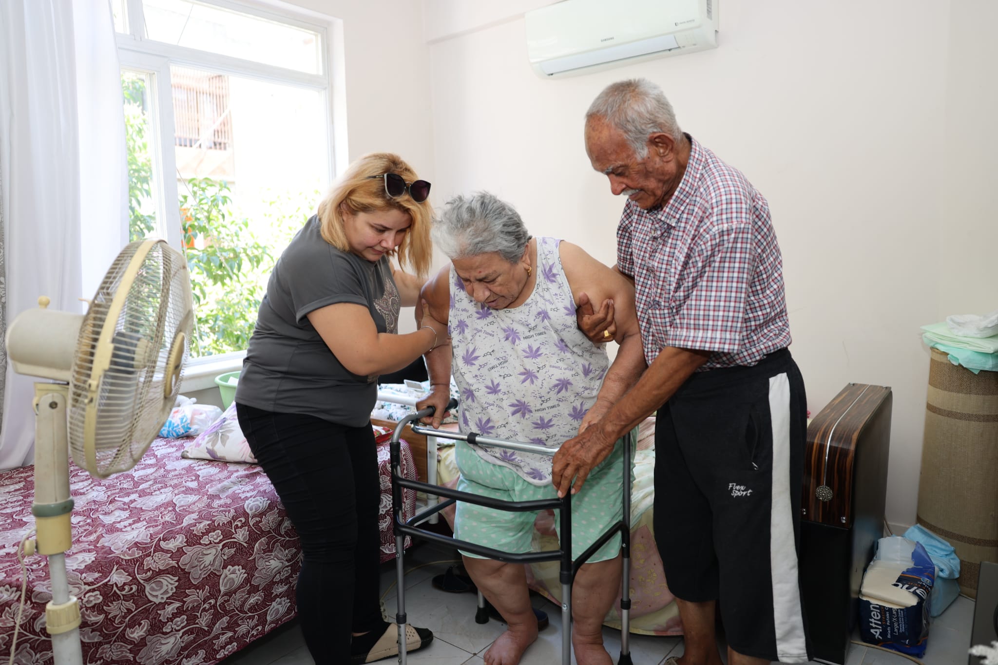 BAŞKAN GÜLTAK, ENGELLİ VATANDAŞLARIN YANINDA Akdeniz Belediye Başkanı M. Mustafa Gültak, ilçede yaşayan ve ihtiyaç