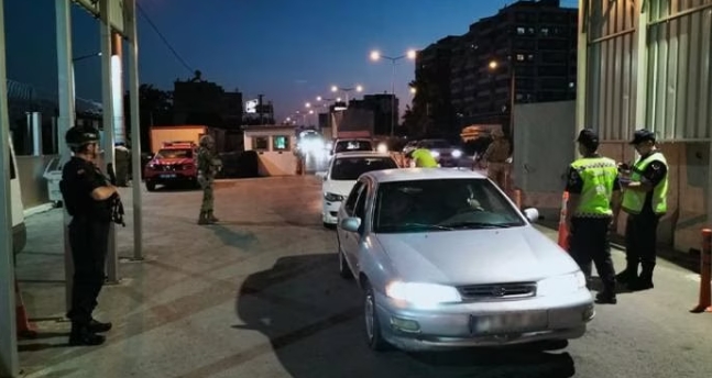 Mersin’de 12 Düzensiz Göçmen Yakalandı Mersin’de yapılan denetimlerde ülkeye yasa dışı yollardan giriş yaptığı belirlenen