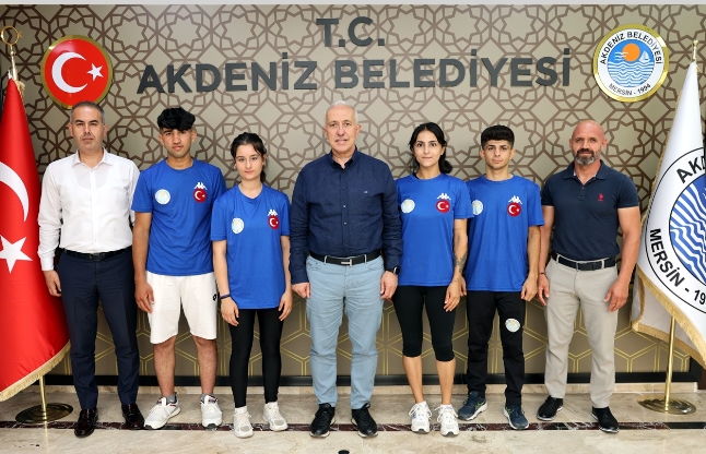 AKDENİZ’İN TÜRKİYE VE AVRUPA ŞAMPİYONU KİCK BOKSÇULARINDAN BAŞKAN GÜLTAK’A ZİYARET Akdeniz Belediye Spor Kulübü bünyesinde mücadele eden ve katıldıkları ulusal