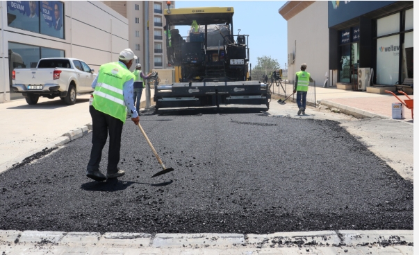 Toroslar Belediyesi, ilçe genelinde sıcak asfalt serim çalışmalarını aralıksız sürdürüyor.