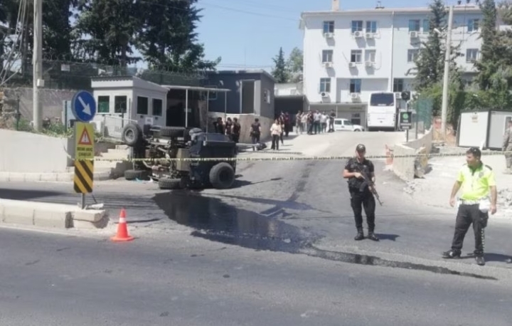Şanlıurfa’nın Karaköprü ilçesinde Terörle Mücadele Şube Müdürlüğü önünde zırhlı polis
