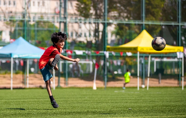 Mersin Büyükşehir Belediyesi’nin, çocukları hem sporla kaynaştırmak hem de doğaya