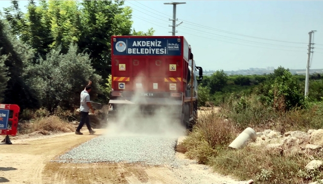 Akdeniz Belediyesi, ihtiyaç duyan her mahallede imarlı yol açma, tarım