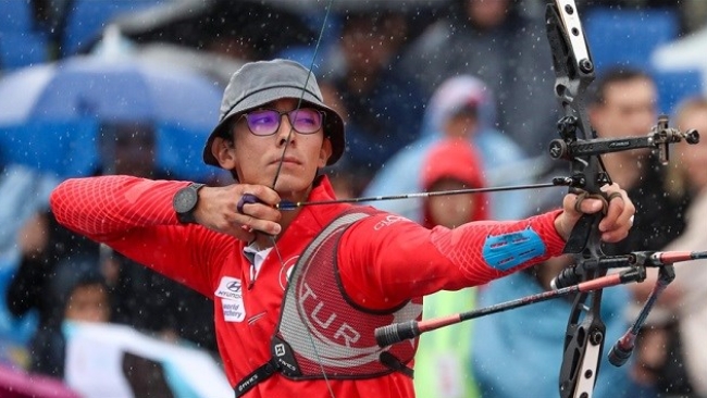 Dünya Okçuluk Şampiyonası erkekler klasik yay kategorisi final mücadelesinde Kanadalı