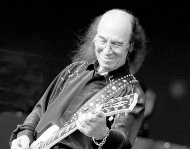 Türk rock müziğinin öncülerinden ve efsane isimlerinden Erkin Koray, akciğer