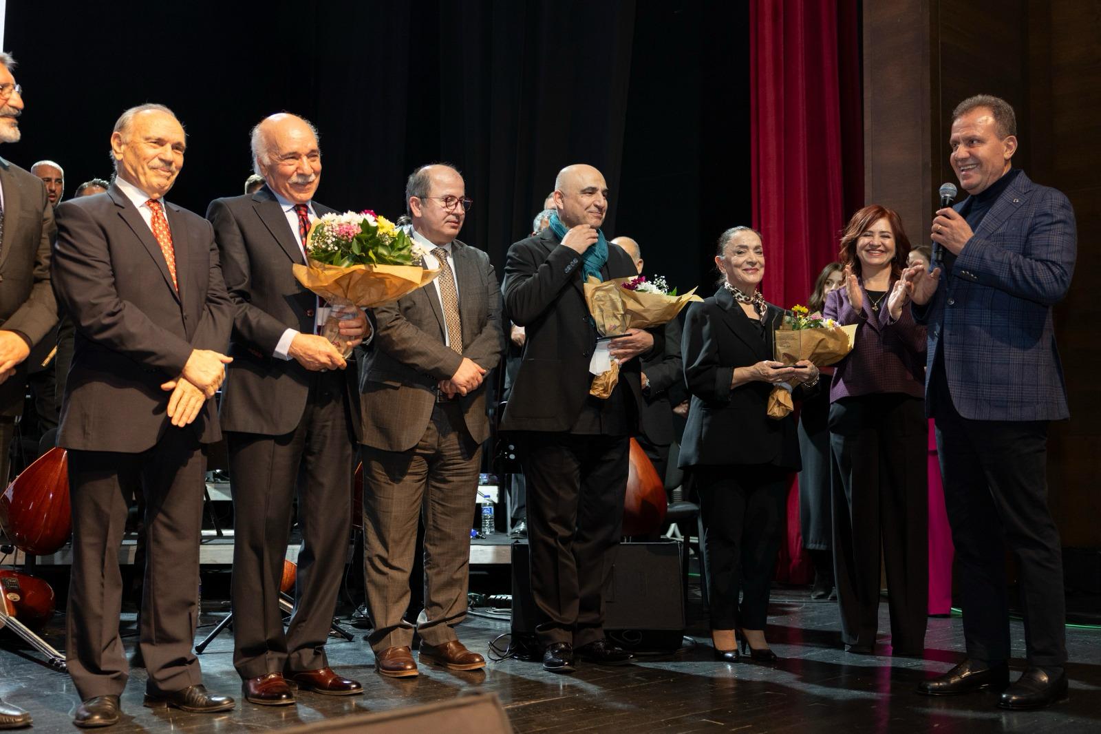 Mersin Büyükşehir Belediye Başkanı Vahap Seçer ve eşi Meral Seçer, “Türkülerle