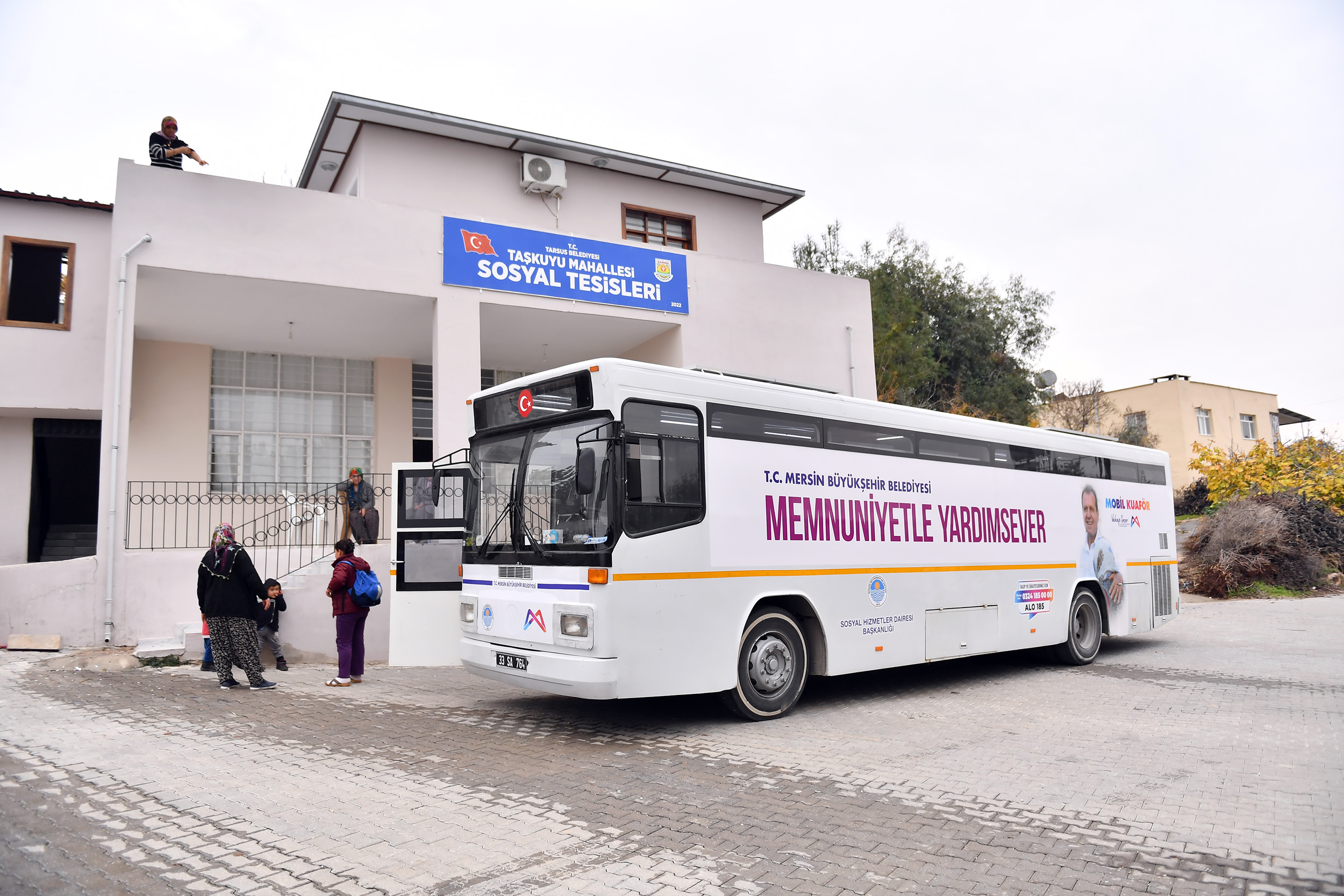 İLÇE İLÇE GEZEN MOBİL KUAFÖR’E VATANDAŞLARDAN TAM NOT MOBİL KUAFÖR ARACININ SAYISI 2’YE YÜKSELDİ BÜYÜKŞEHİR’İN MOBİL KUAFÖR ARAÇLARI, KENT GENELİNDE HİZMET SUNMAYA DEVAM EDİYOR Mersin Büyükşehir Belediyesi’nin özellikle kırsal ve dezavantajlı bölgelerde vatandaşların berber