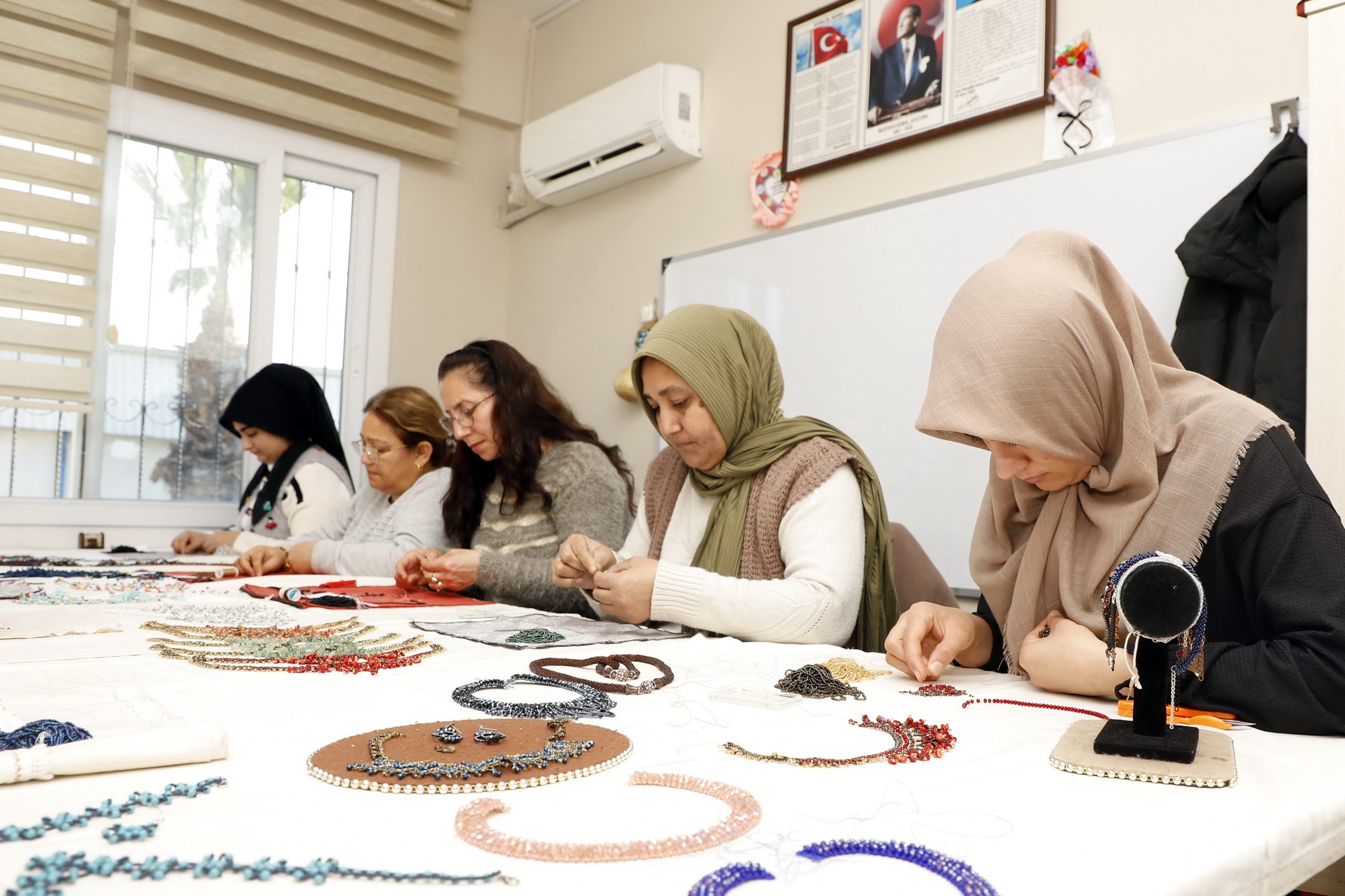 Akdeniz Belediyesi kültür ve sanat evlerinde verilen takı tasarım kursu,